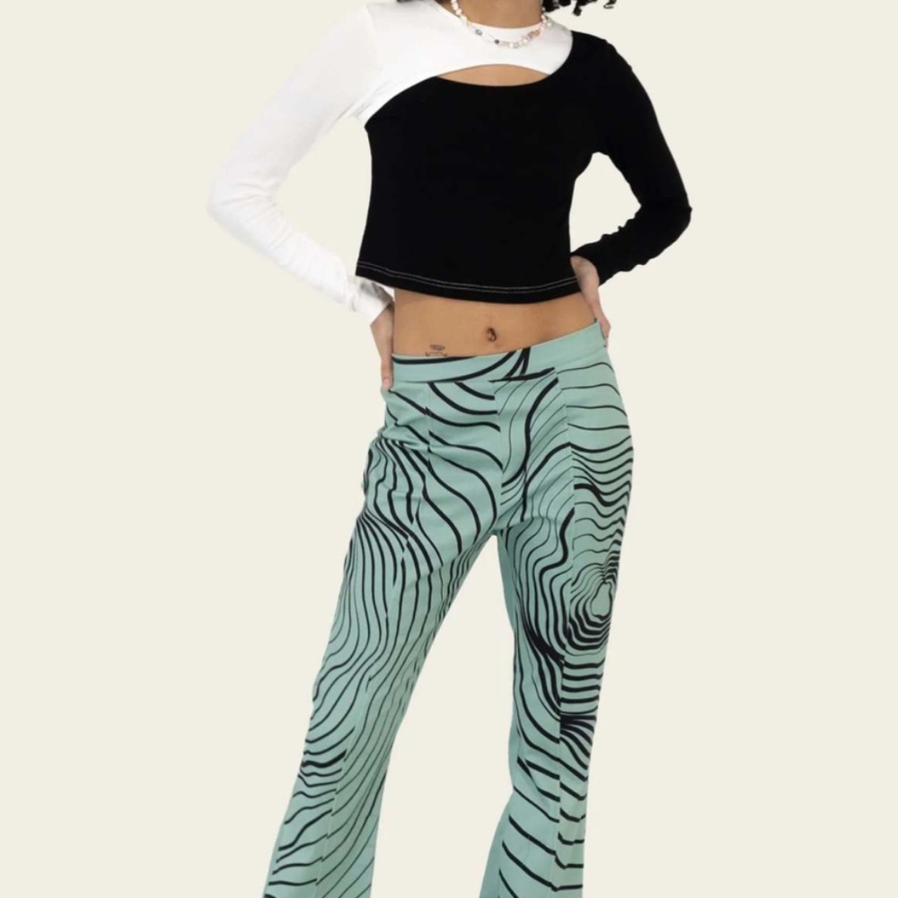 FIND ME NOW leo yin yang top in black/white